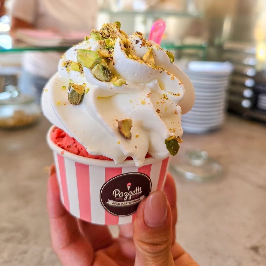 Copo de gelado com chantilly e pistácio picado