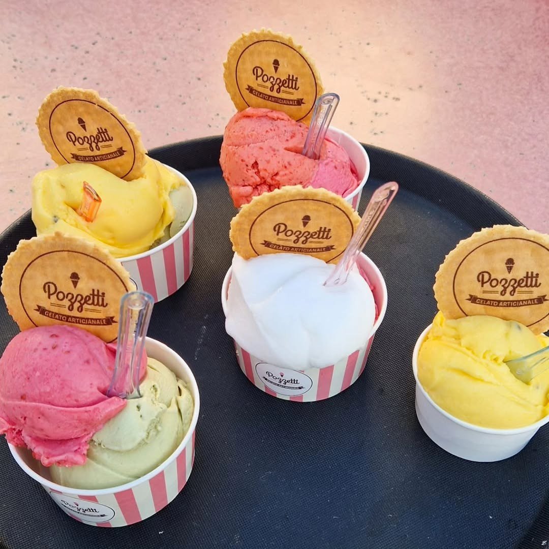 Cinco copos de gelado com bolacha Pozzetti, em tons de rosa, amarelo, branco e verde
